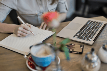 Content Marketing kobieta pisze obok laptopa