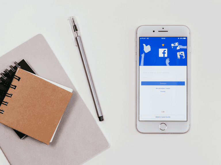 ekran logowania na facebooku na telefonie